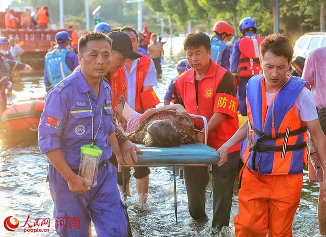 河南新乡医学院第一附属医院9000多人被安全转移