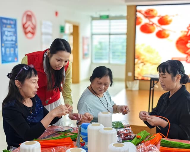 沙井社区:“柿柿如意,爱暖桑榆” 重阳敬老活动情暖长者心