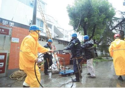 逆风而行，看这座城市迎战“烟花”的动人群像