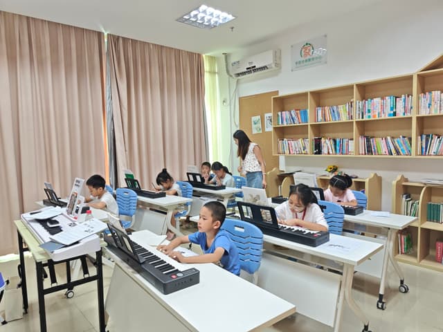 指尖跳动·音韵飞扬——沙井社区开展暑期青少年钢琴学习小组