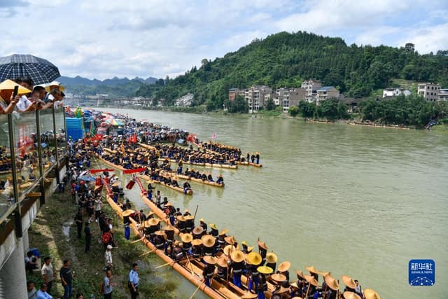 贵州台江:苗族独木龙舟竞渡清水江