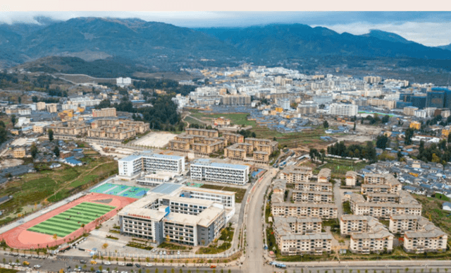 习近平的两会时间|两会关切事——藤梯、钢梯、楼梯,悬崖村的路上新了!